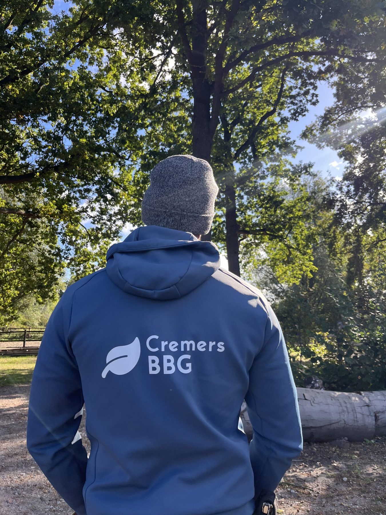 Medewerker van Cremers BBG in bedrijfskleding op locatie tussen de bomen